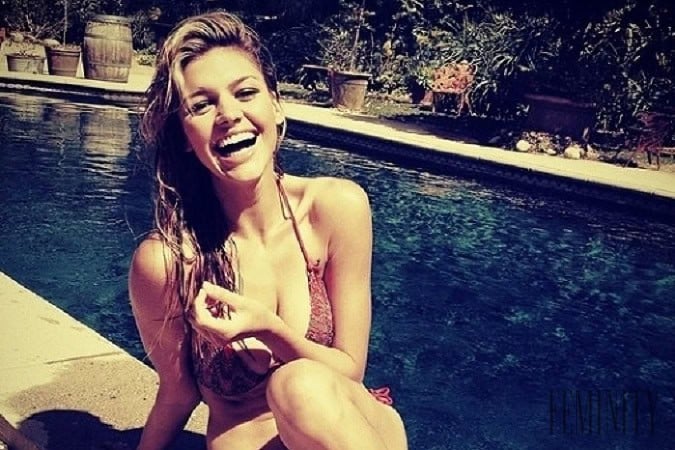 Táto šmrncovná sexica si omotala „baliča“ s neuveriteľnou charizmou: Herec z blond modelky padá do kolien!