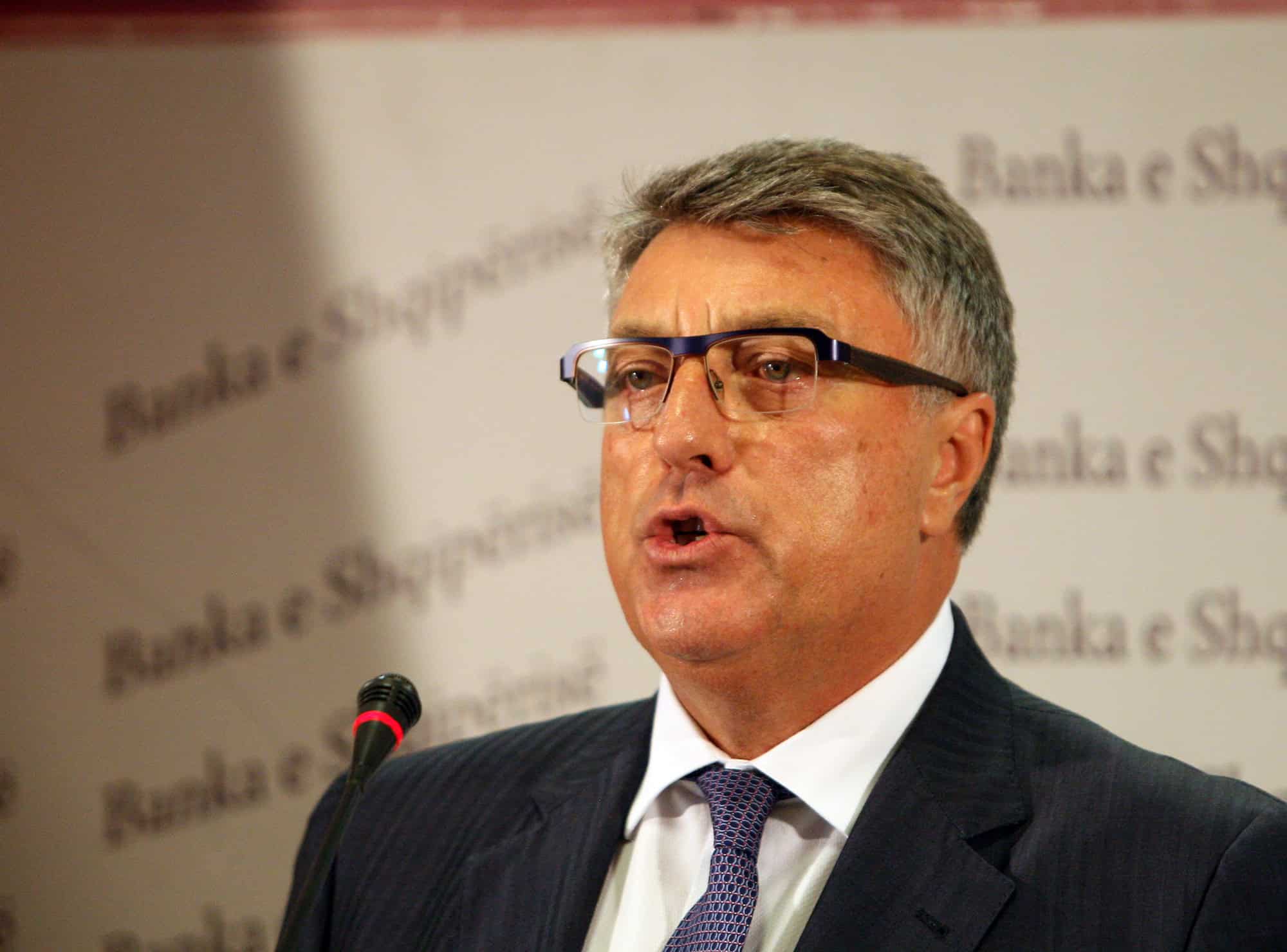 Bývalého albánskeho guvernéra centrálnej banky obvinili zo zneužitia úradnej moci