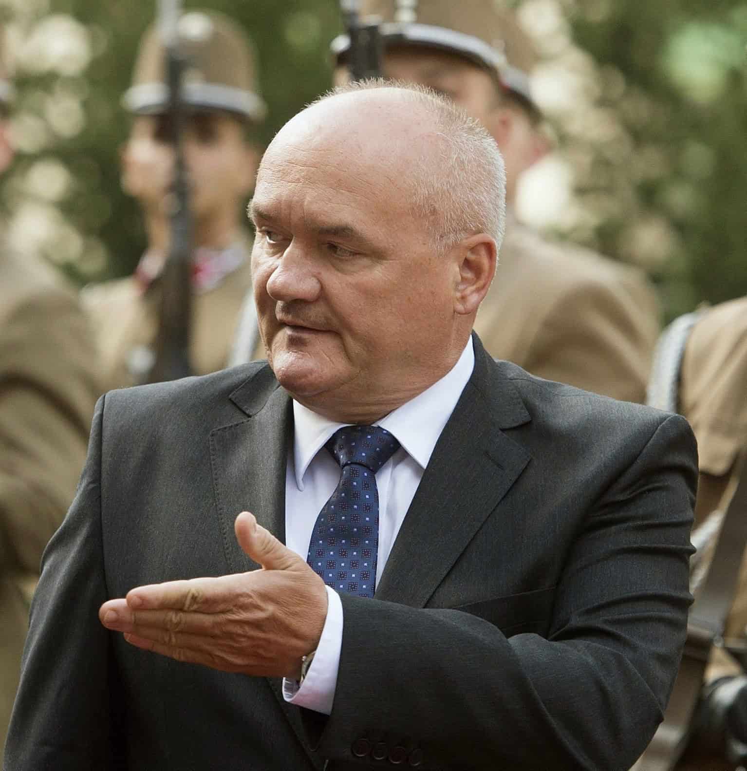 Orbán prijal demisiu ministra obrany, do úradu navrhol Simicskóa