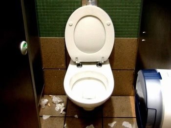 Tragicky skončil život fanúšika: Počas zápasu skolaboval na záchode a zomrel!