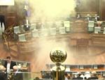 Slzný plyn v Srbskom parlamente