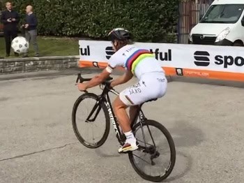VIDEO Sagan opäť ukázal svoje úžasné schopnosti: Futbalový volej priamo s bicyklom