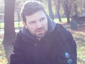 Paul Project si v novom klipe vyskúšal život pouličného muzikanta