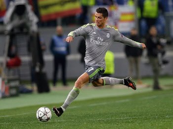 VIDEO Víkendová gólparáda: Müller predviedol parádne nožničky, Ronaldo zase rýchle nohy