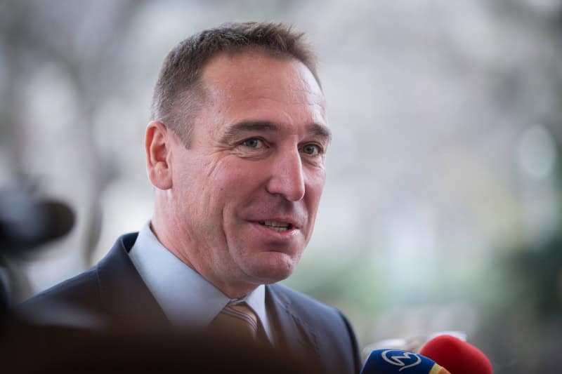 Brecely z hry von? Šéfovia Smeru, SNS a Most-Híd sa stretli bez neho