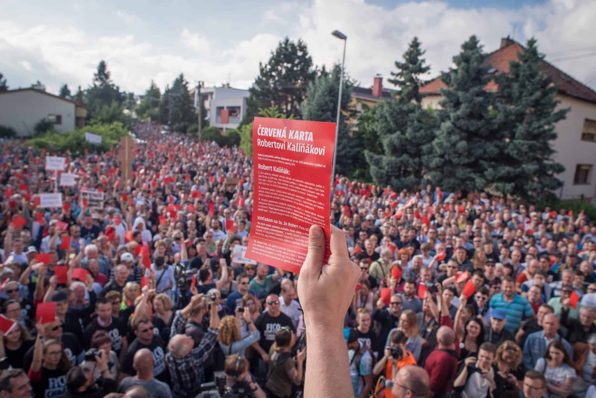 FOTO Tisícky ľudí pred bytom Fica: Protesty budú aj o týždeň