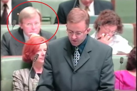 Toto je naozaj nechutné: Neuveríte, čo tento politik z nudy zjedol!