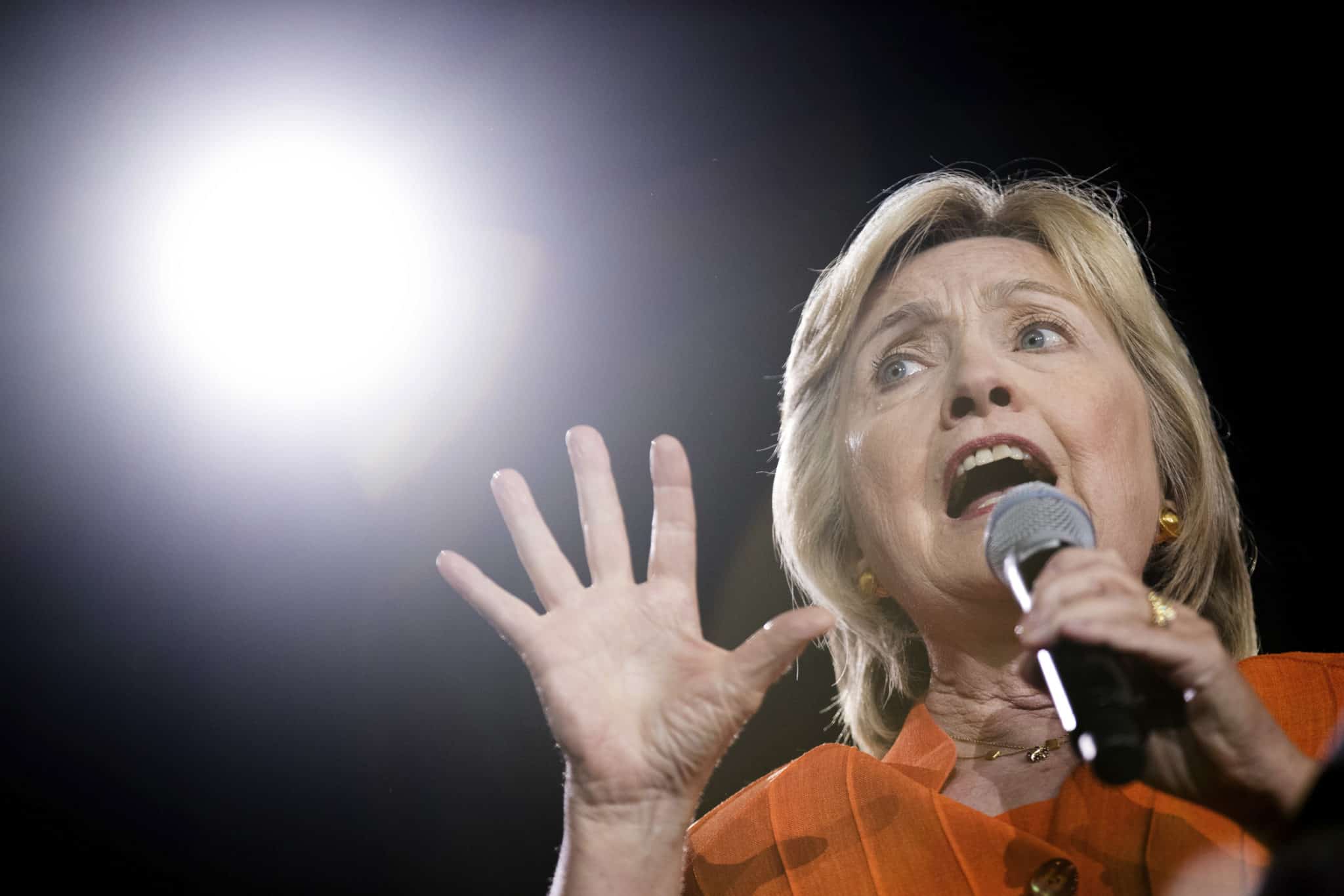 Clintonová má ďalší problém. Čelí žalobe kvôli útoku v Líbyi
