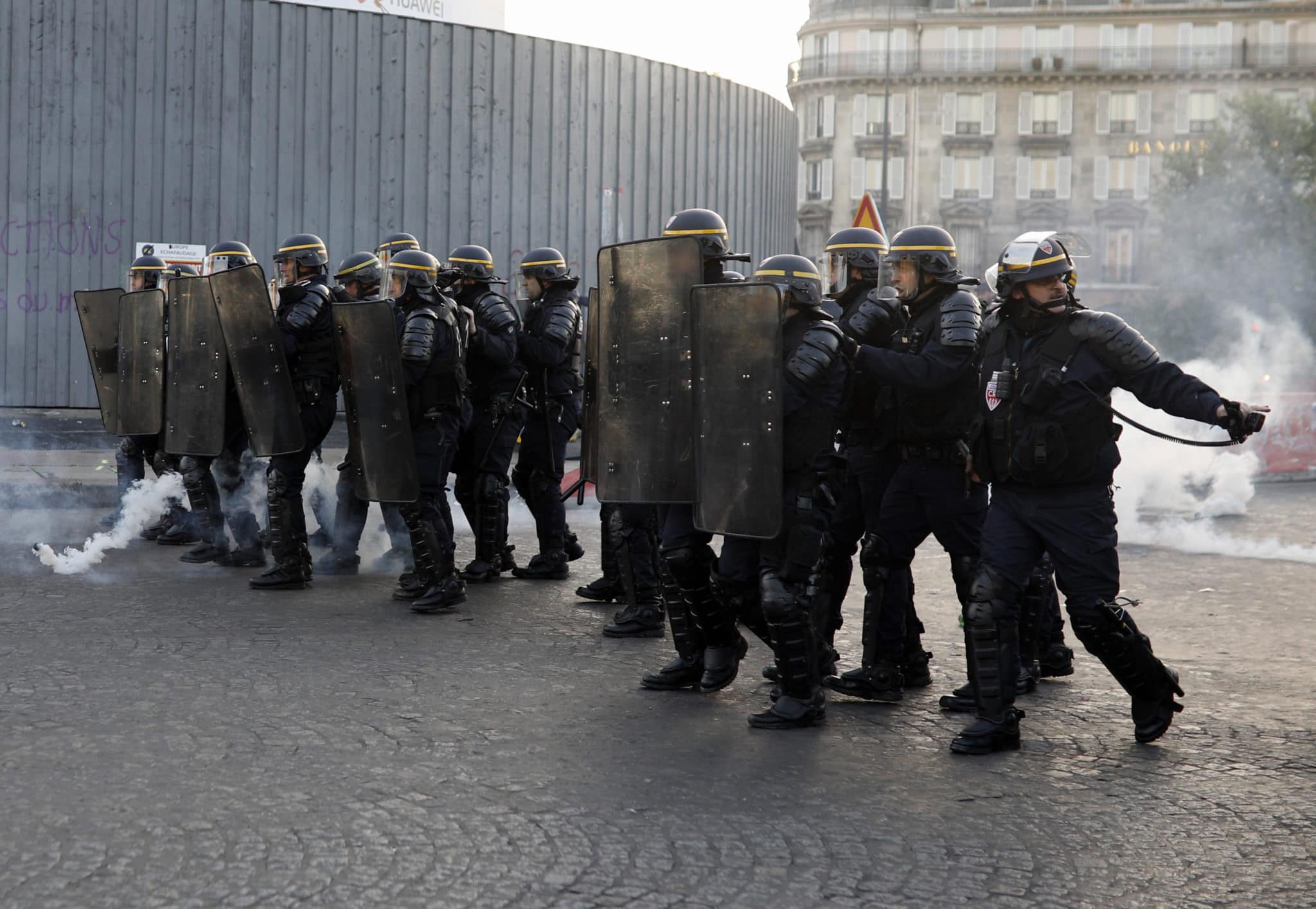 Nepokoje po voľbách: Potyčky v Paríži, stretli sa protestujúci a polícia