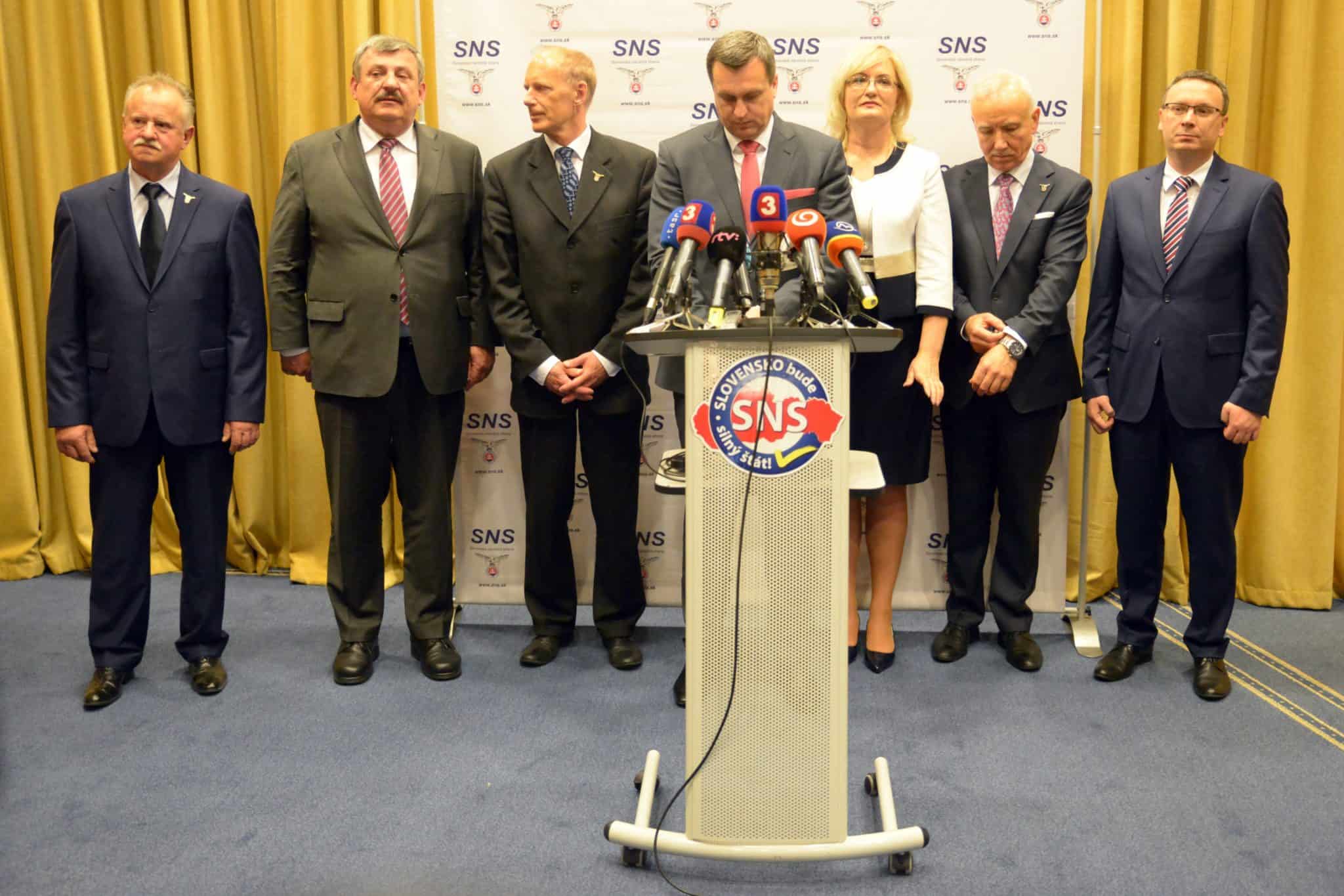 SNS chce zmenou ústavy zabezpečiť ochranu slovenskej pôdy