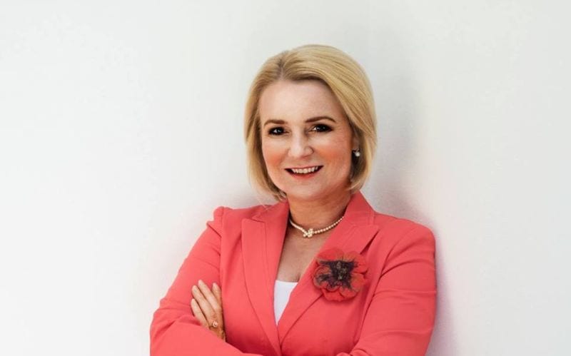 FOTO Vo vojenskej plachte so samopalom v ruke! Drsná česká politička baví svet