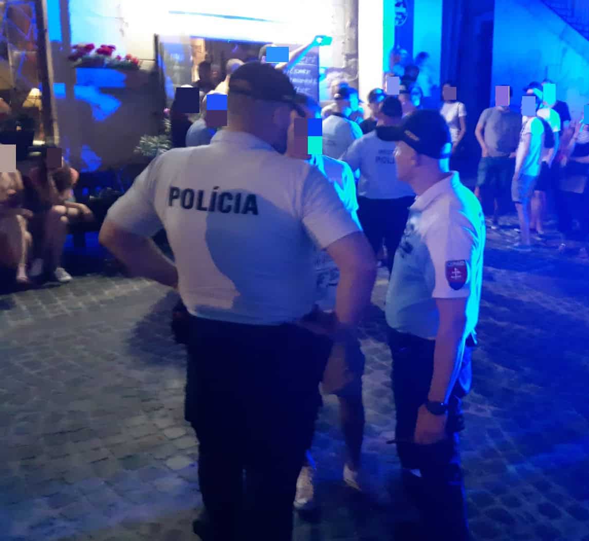 Polícia sa činila: Pri kontrole zistila konzumáciu alkoholu u deviatich mladistvých