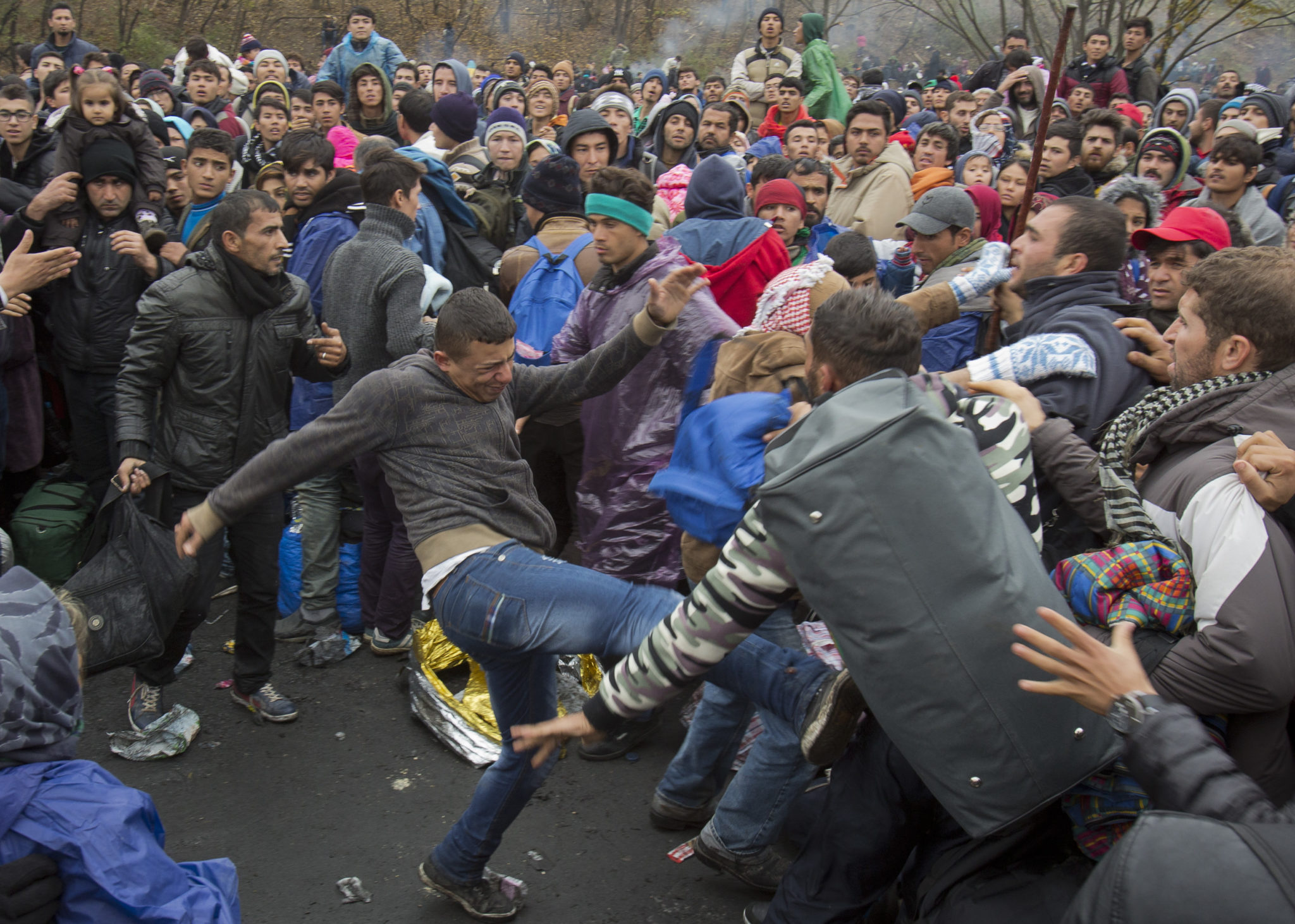 Толпа срущих. Мигранты в Европе. Беспорядки мигрантов в Европе.