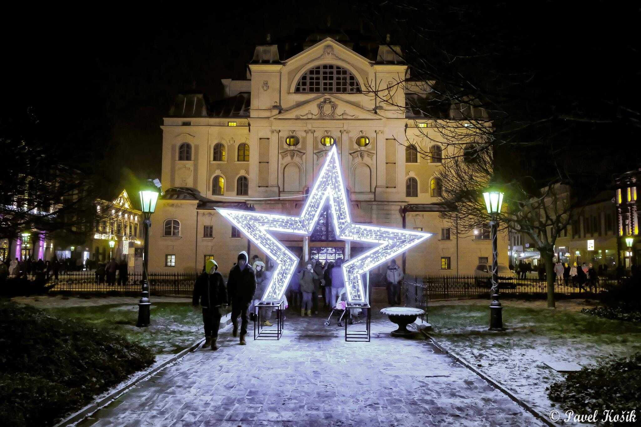 Nádherné výzdoby a množstvo stánkov. Takto oslavovali vianočné sviatky v krajských mestách