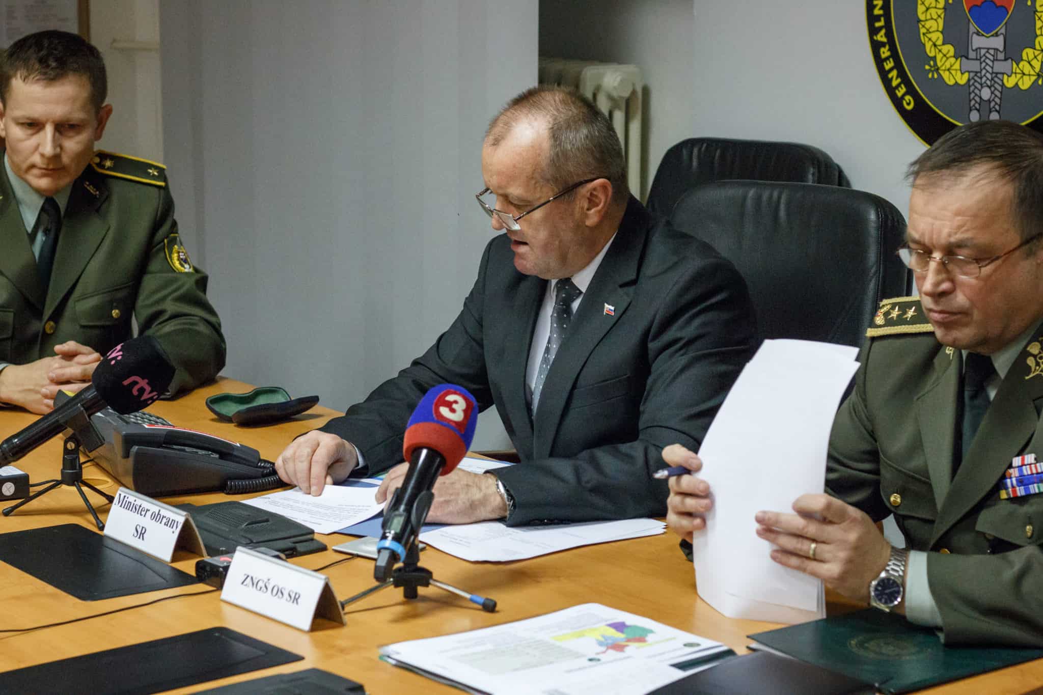 ÚVO nariadil zrušiť súťaž na armádne transportéry, ministerstvo sa odvolalo