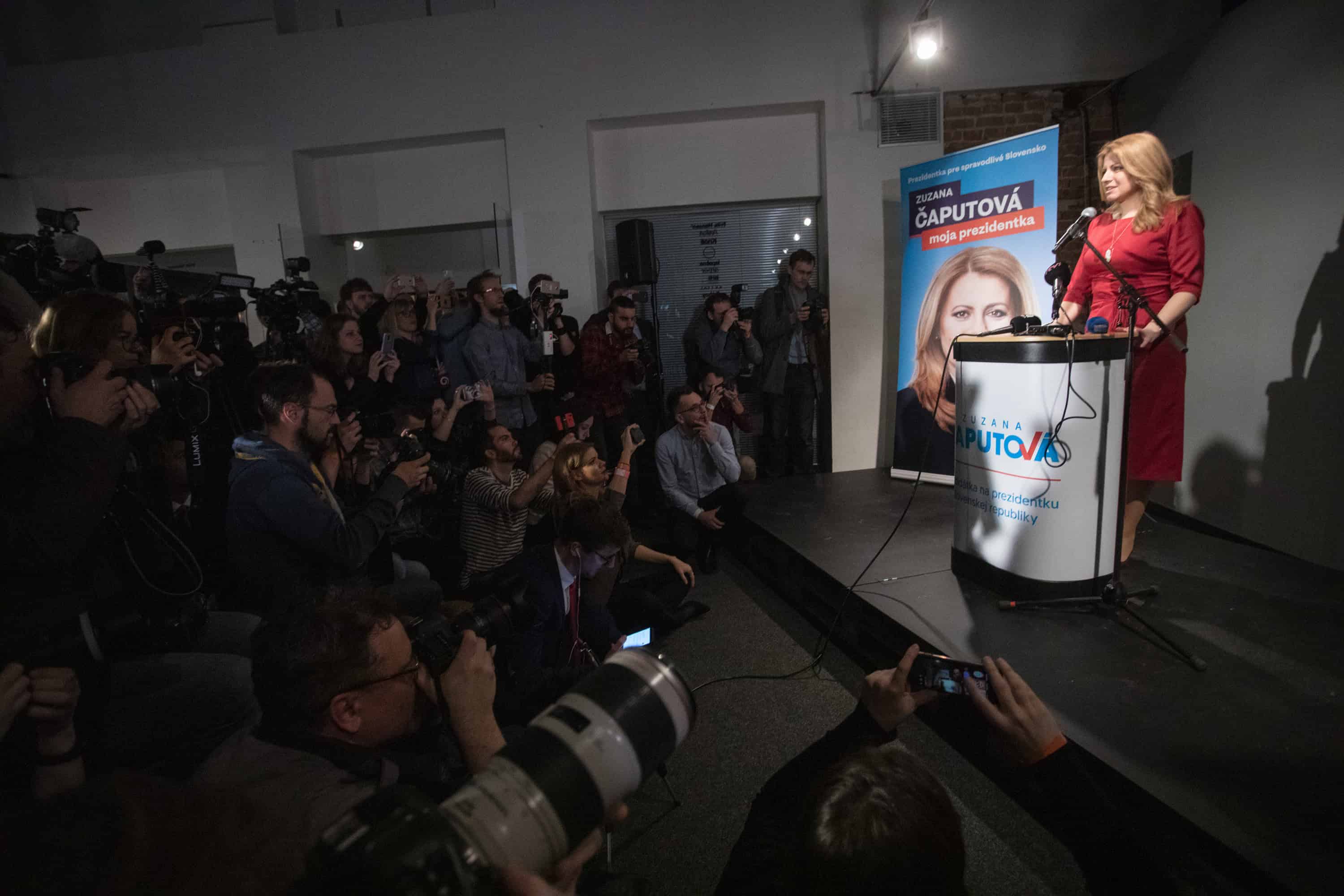 FOTO Kandidáti novinárov počas volebnej noci izolovali. Medzi hostí ich pustil iba Krajniak