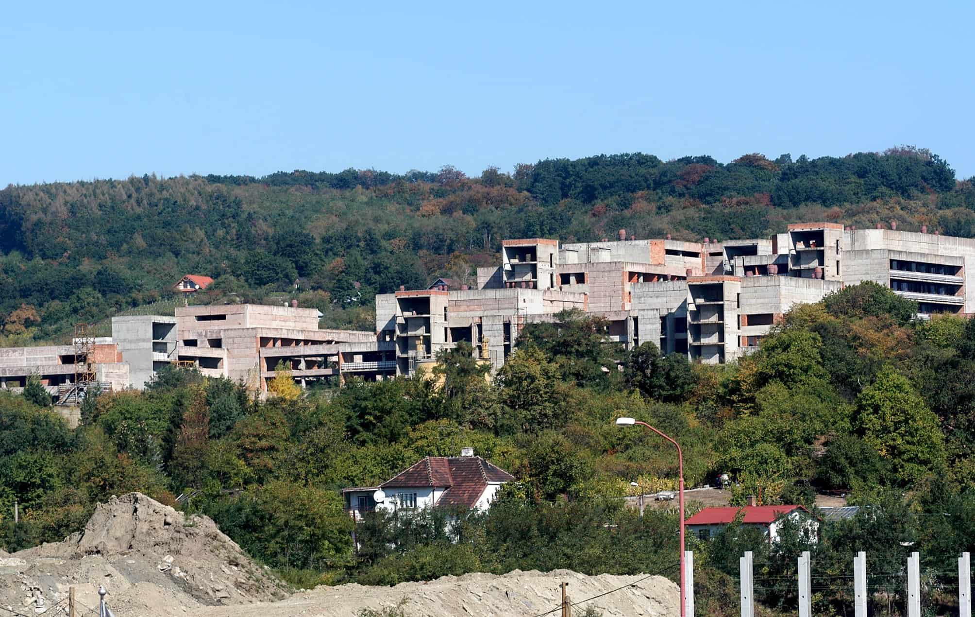 Prestaňte špekulovať a začnite stavať, odkázal Krajčí vláde. Pre rozostavaný skelet nemocnice