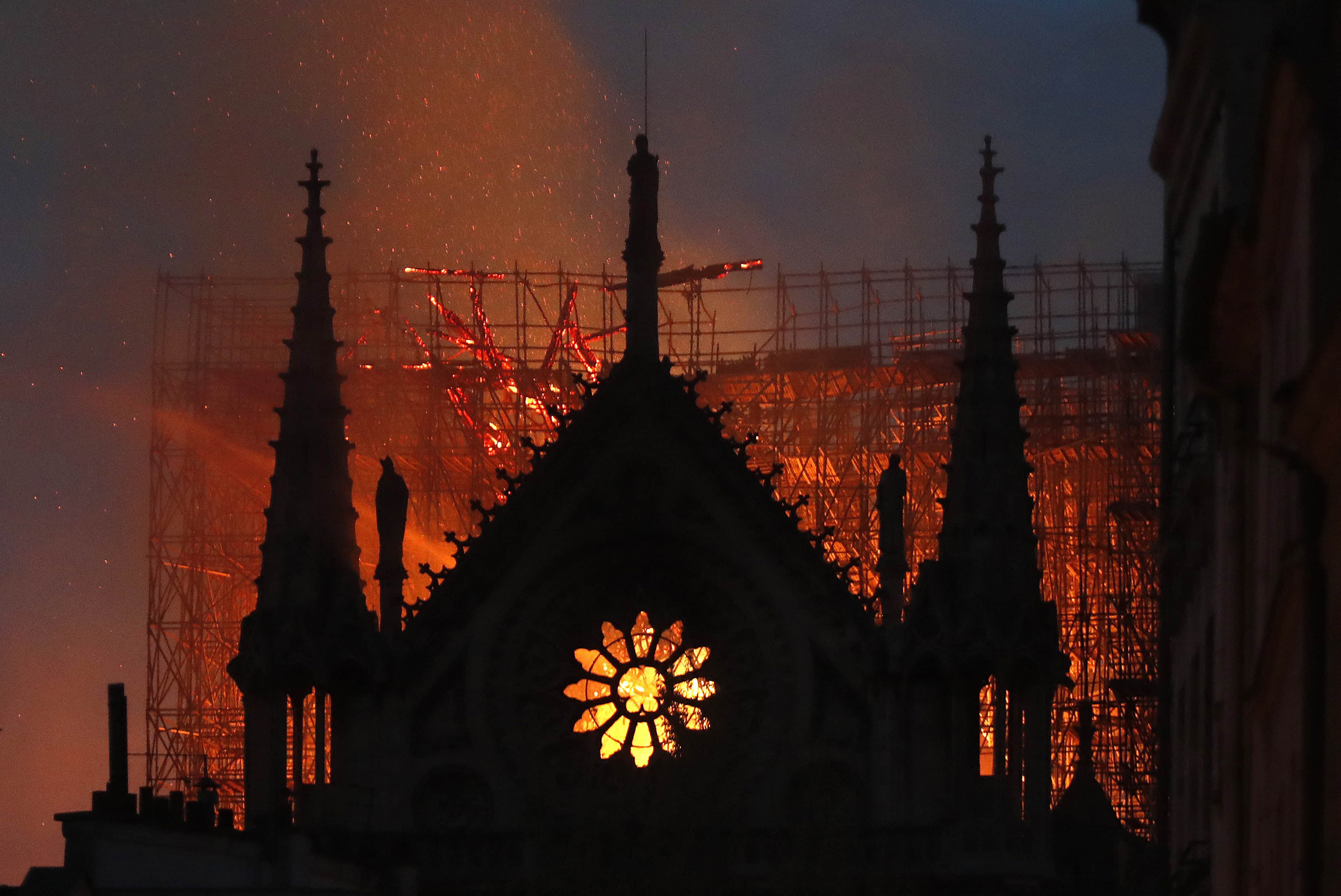 Environmentalisti varujú pred olovom v Notre-Dame a okolí. Nebezpečenstvo má hroziť viacerým skupinám ľudí