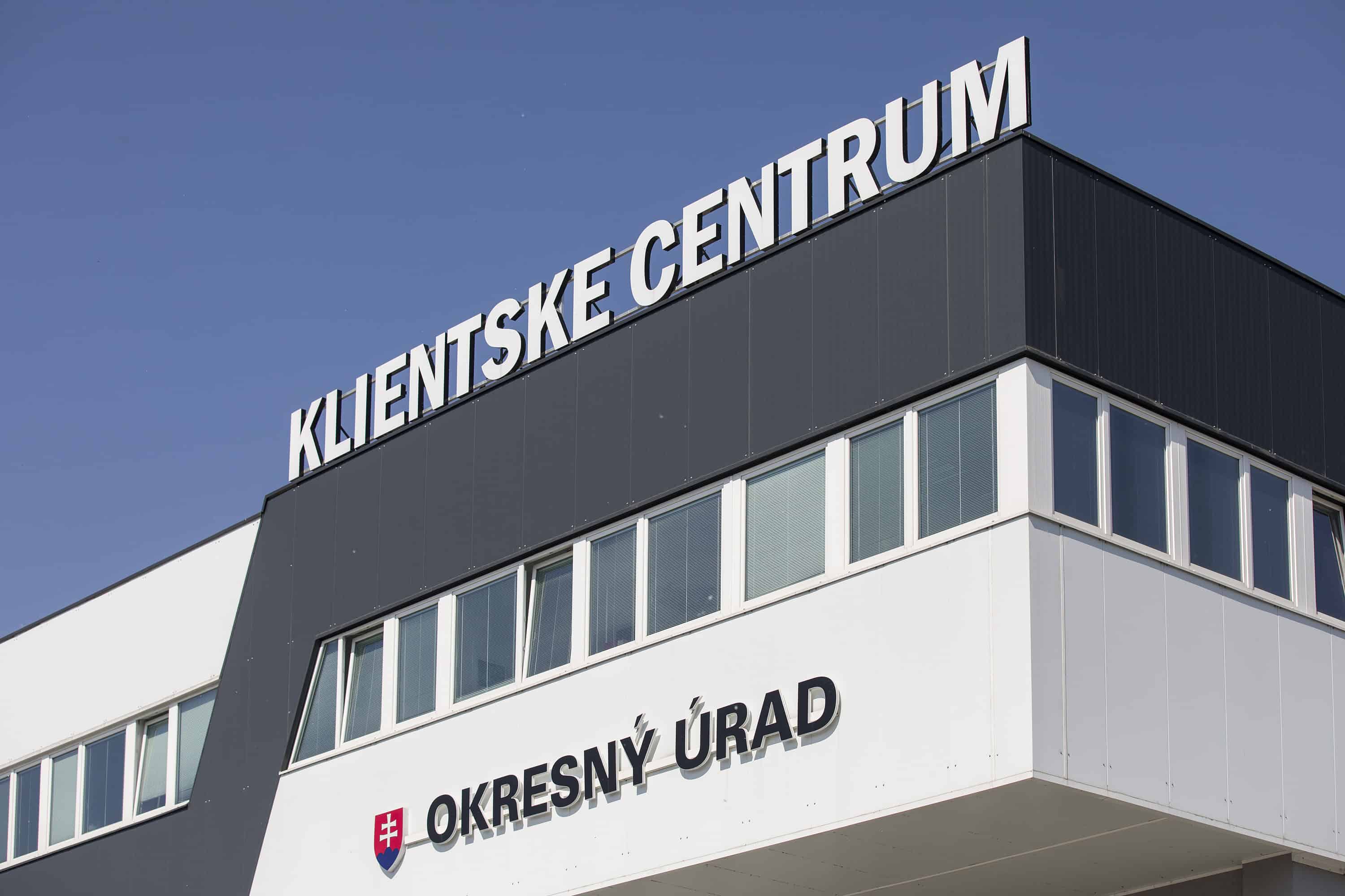 AKTUÁLNE Klientské centrá hlásia výpadky, ľudia po celom Slovensku stoja v radoch
