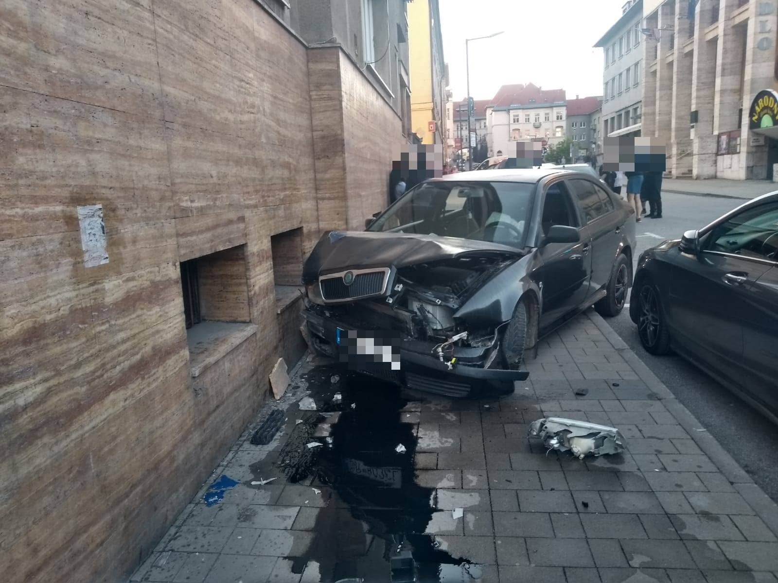 Mladík v Banskej Bystrici spôsobil dopravnú nehodu. Jazdil, aj keď nemal vodičák