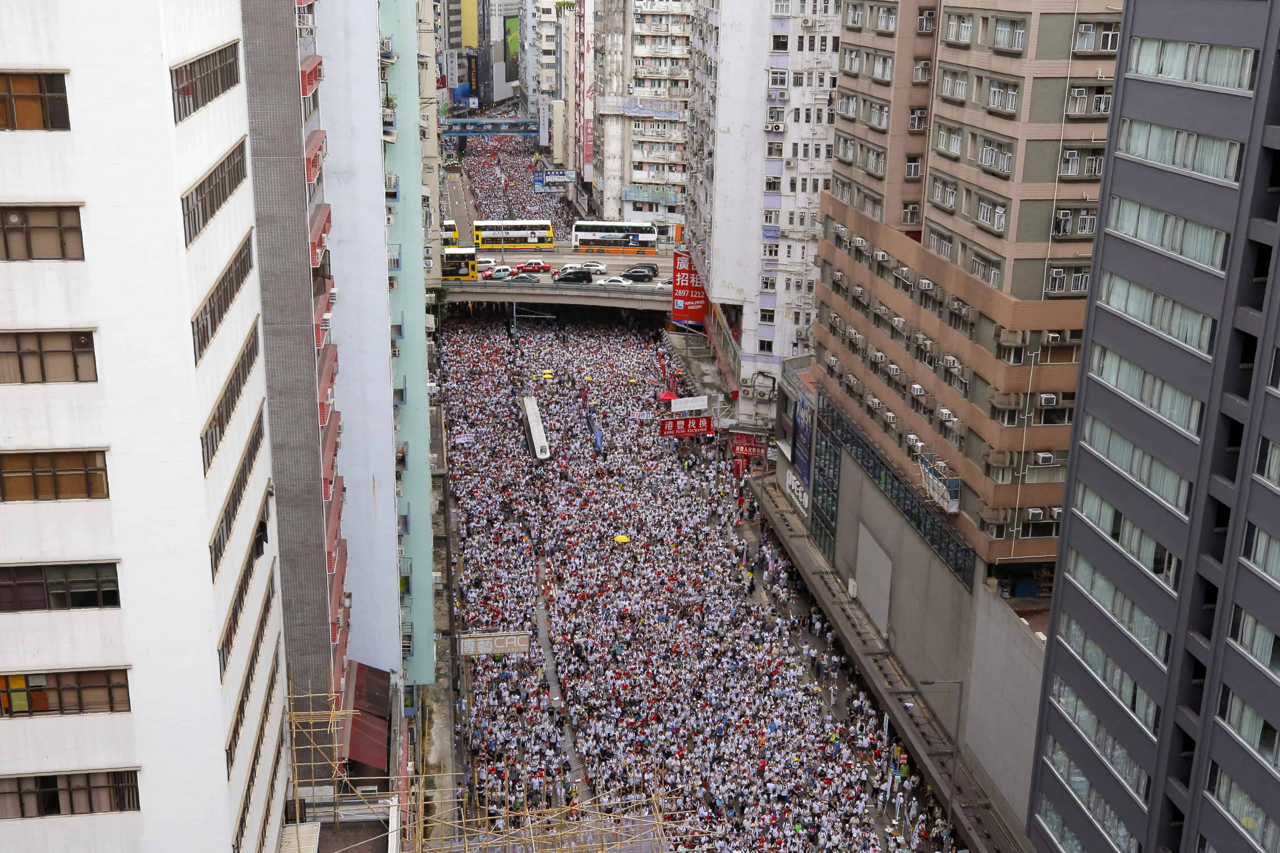 Proti zmenám v zákone o extradícii protestujú v Hongkongu státisíce ľudí
