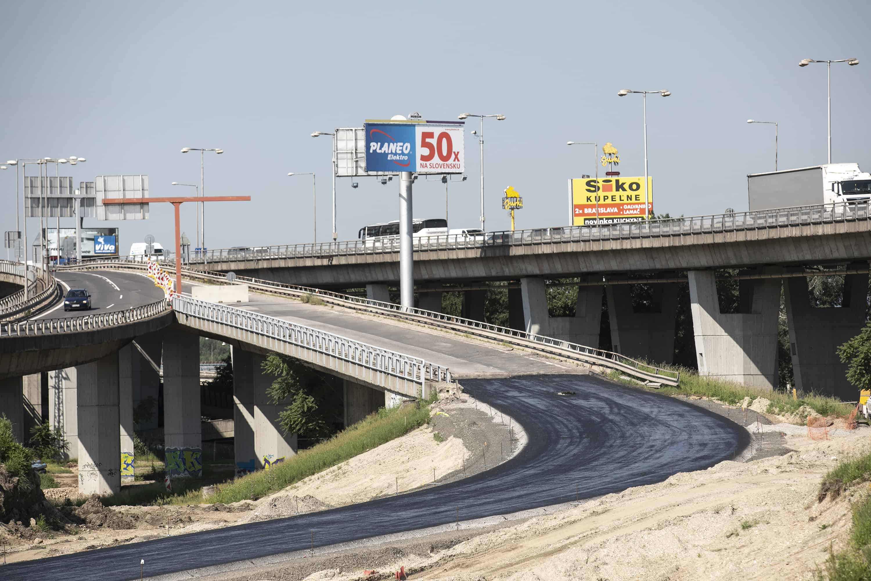 Mimoúrovňovú križovatku pod Prístavným mostom čoskoro otvoria. Prvotné plány sa museli posunúť