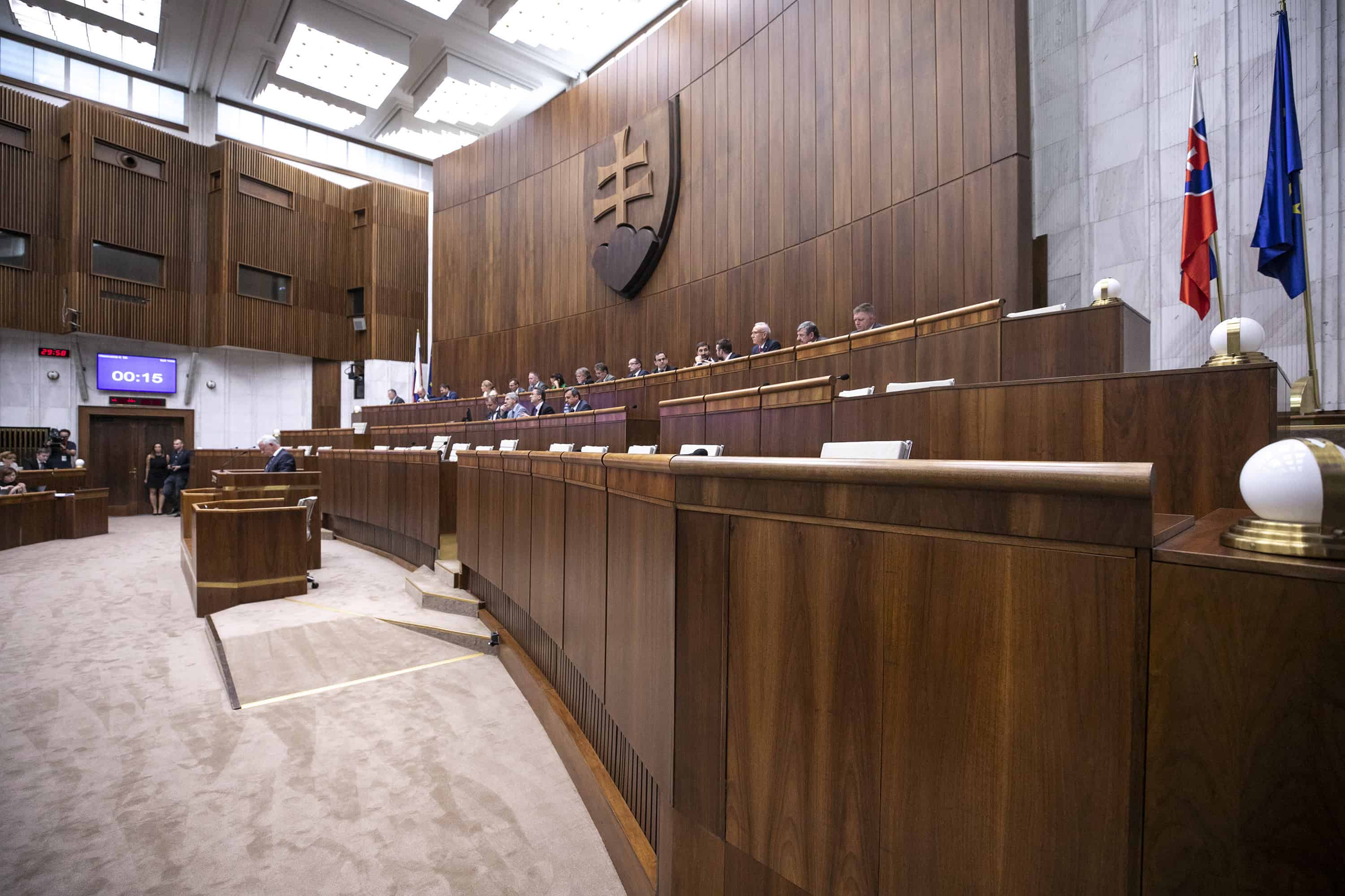 Schôdza NR SR začala novelou trestného zákona. V pléne sedí len niekoľko poslancov