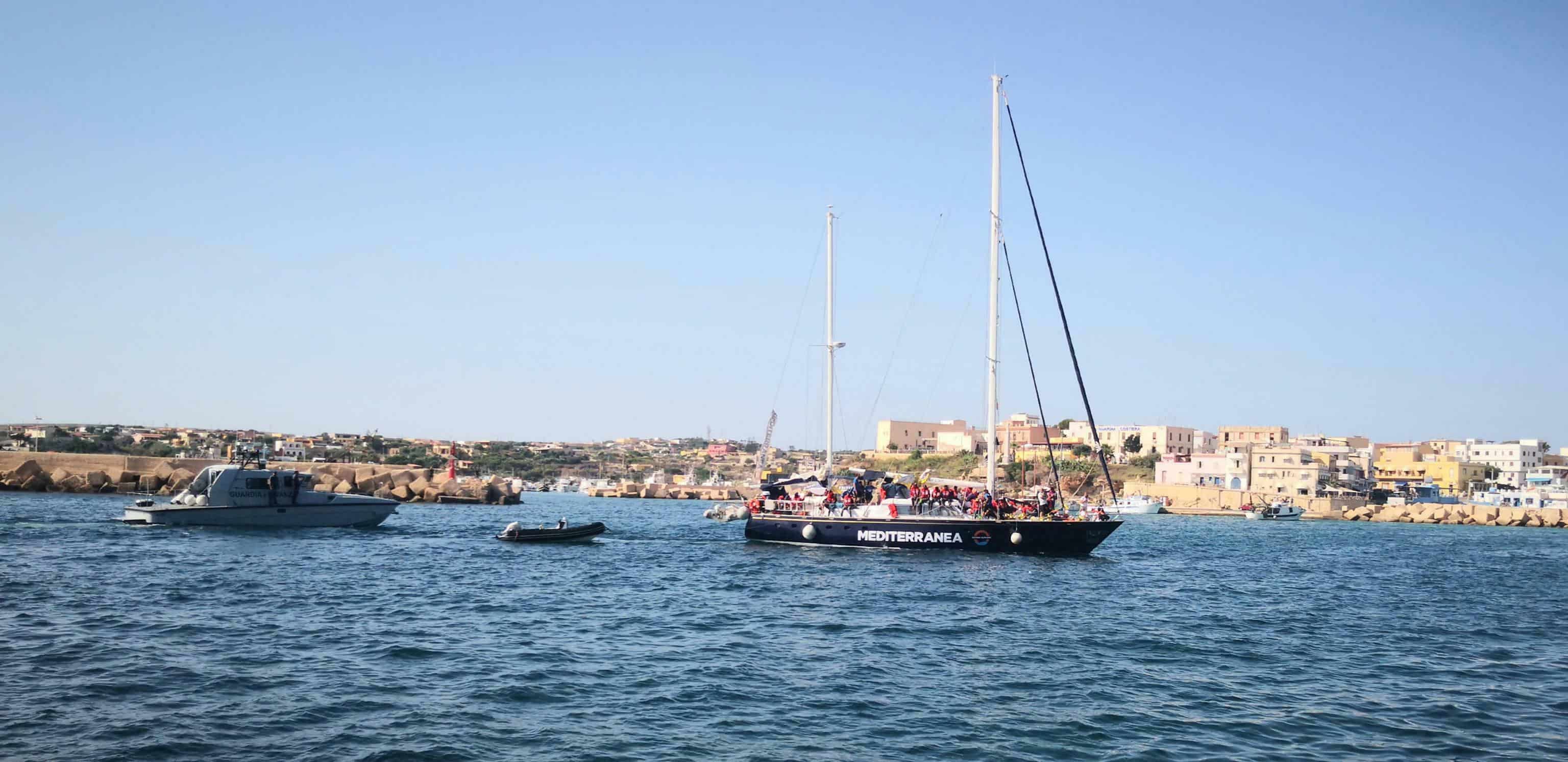 Migranti vystúpili z lode, ktorá zakotvila na Lampeduse, reagoval aj Salvini