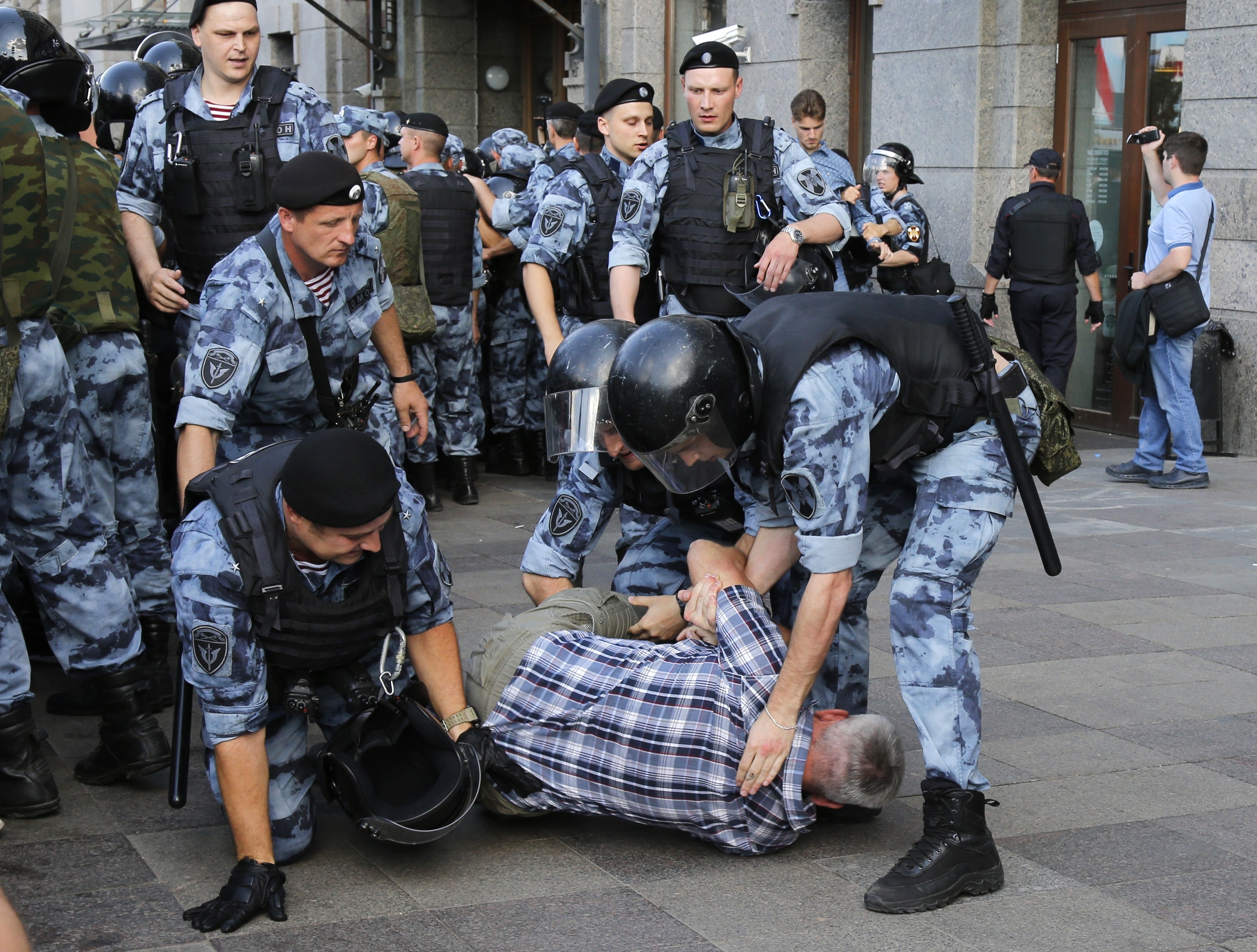 Избитые омон. Разгон демонстрантов в России.