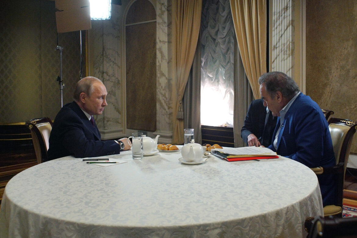 Vladimir Putin a Oliver Stone počas debaty. Zdroj foto: Alexei Druzhinin, Sputnik, Kremlin Pool Photo via AP