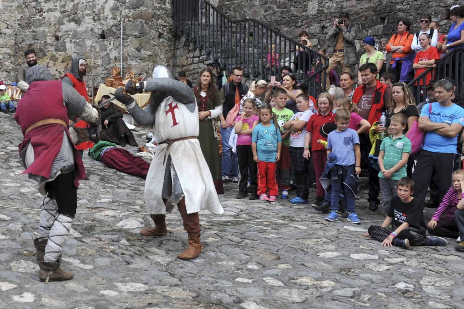 Považská hradná cesta sa končí: Rytierov pasujú na Trenčianskom hrade počas Festivalu zvedavosti