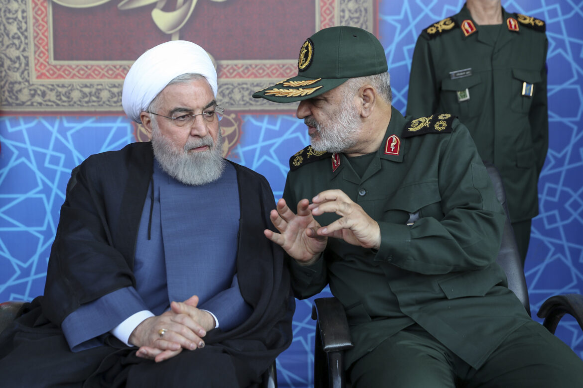 Prezident Iránu Hassan Rúhání a veliteľ revolučných gárd Hosejn Salámí. Zdroj foto: Iranian Presidency Office via AP