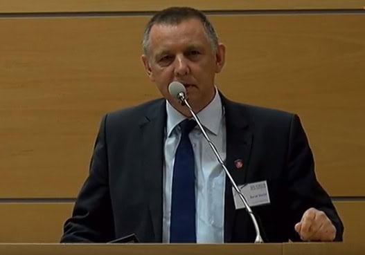 Poľská vládna strana má ďalší škandál. Šéf NKÚ mal prenajímať svoj dom na prostitúciu