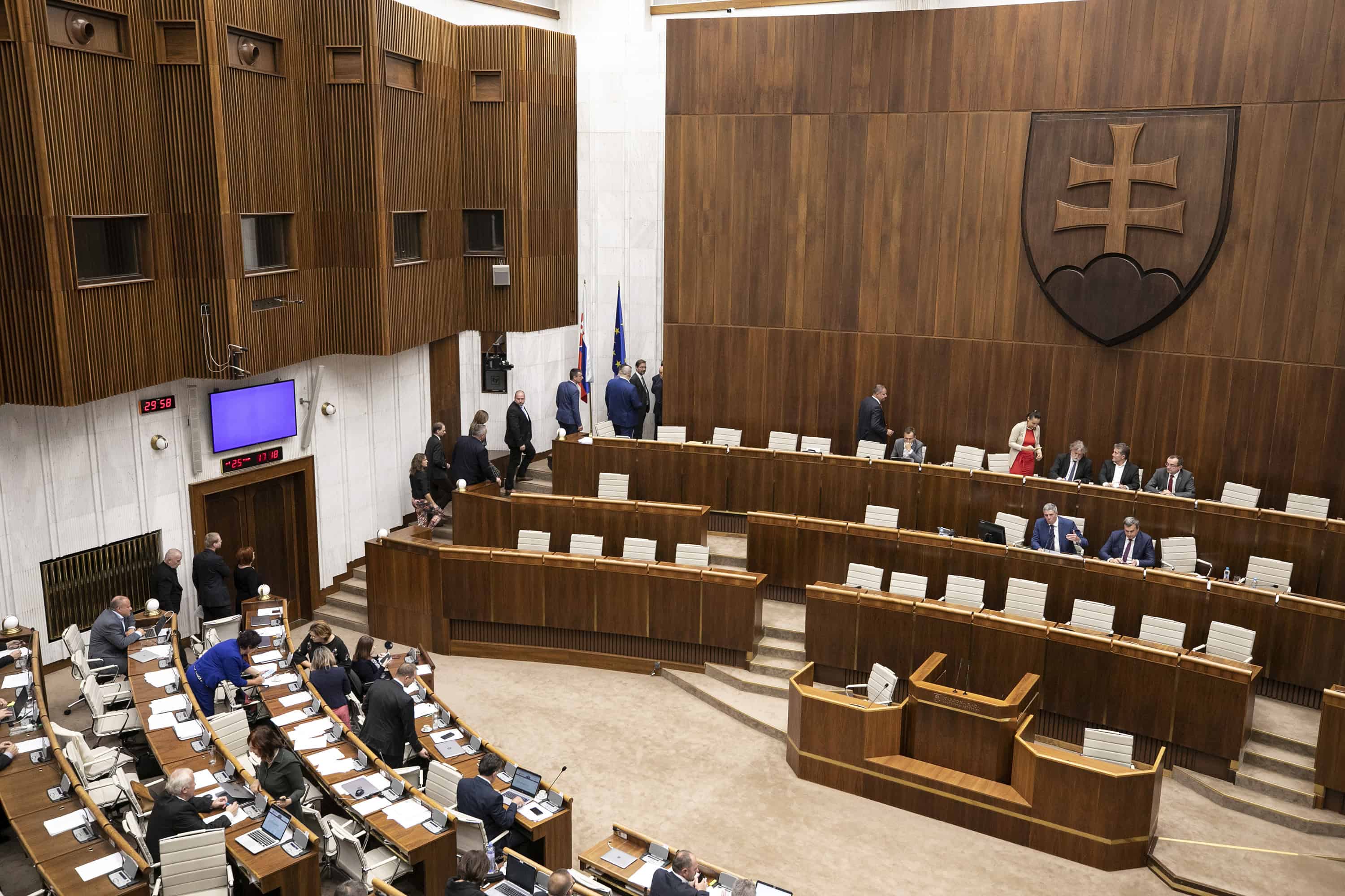 Poslanci odštartovali rokovací deň zákonmi o cestnej premávke. Reč príde aj na diaľničné známky