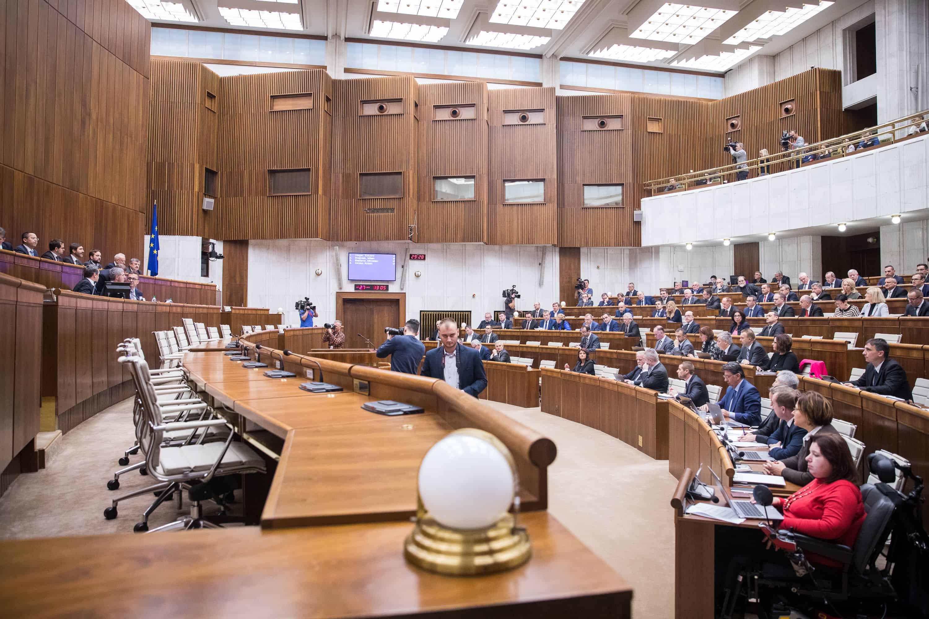 Poslancov čaká reforma nemocníc aj zavedenie 365-dňovej diaľničnej známky