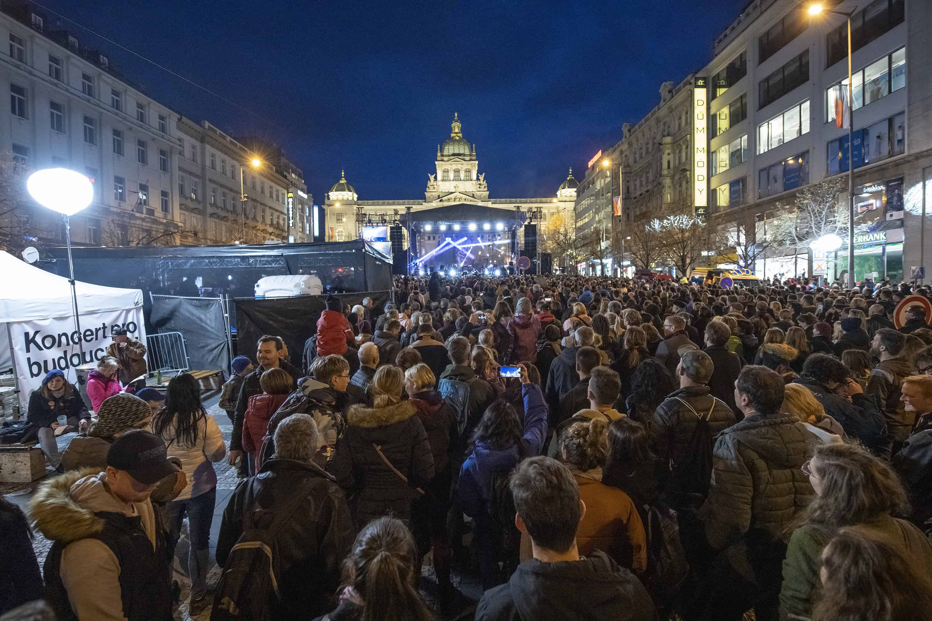 Tridsiate výročie Nežnej revolúcie si v Česku pripomínajú tisíce ľudí