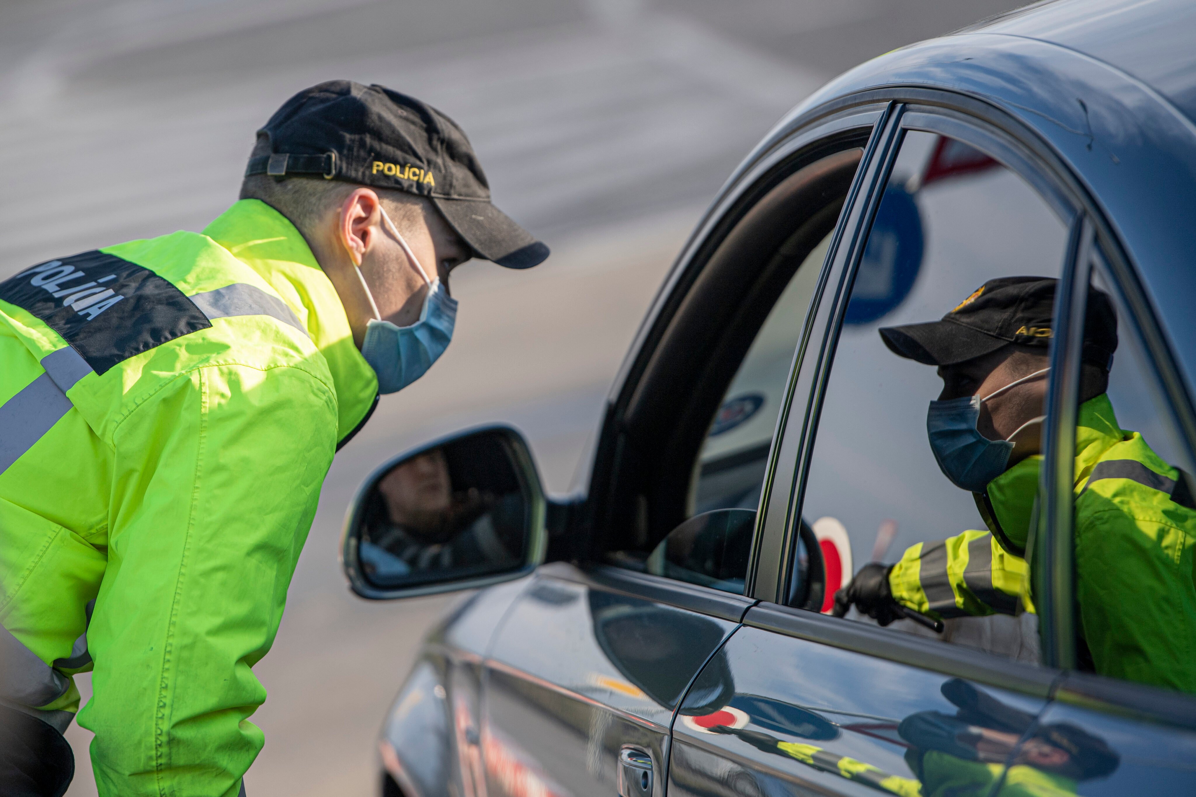 Ilustračné. Pokuty za rýchlosť sa telefonovanie za volantom budú po Novom roku na Slovensku vyššie. Zdroj: TASR / Jakub Kotian