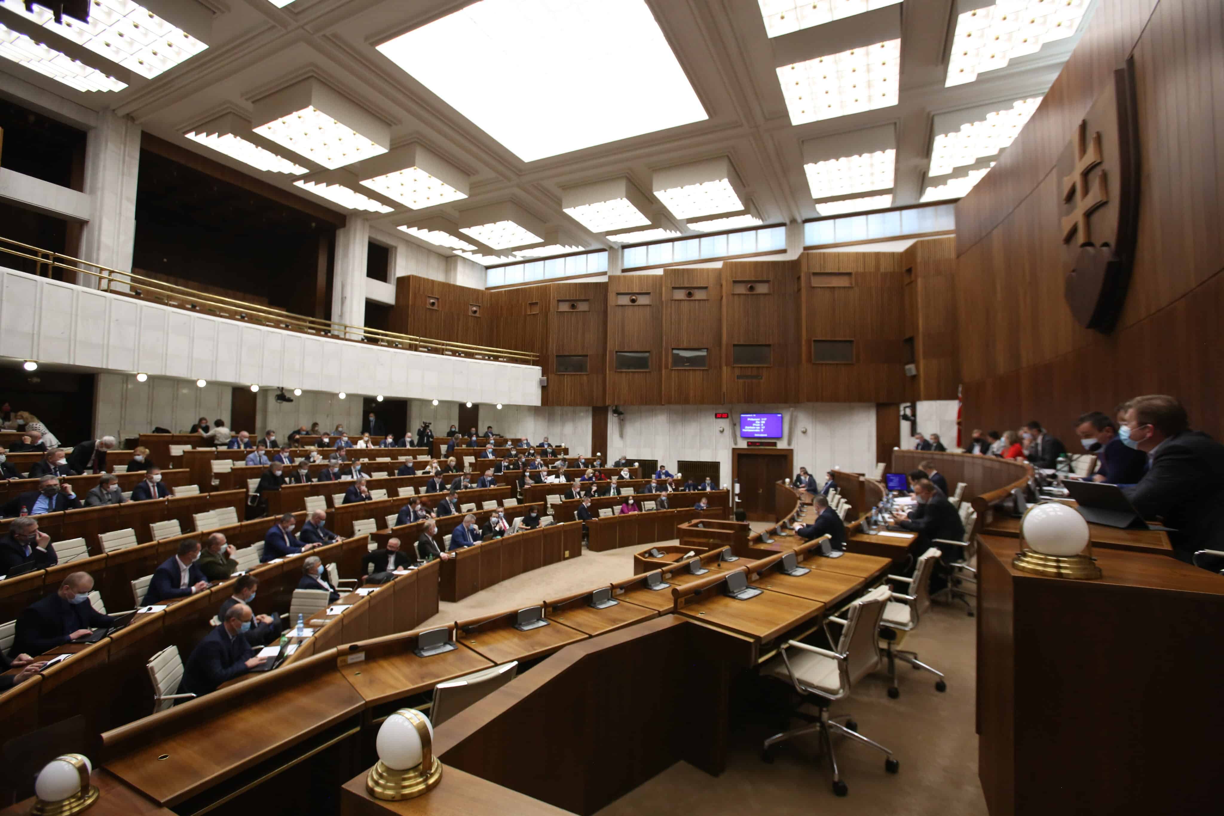 Plénum v úvode nebolo uznášaniaschopné. Schôdzu museli prerušiť