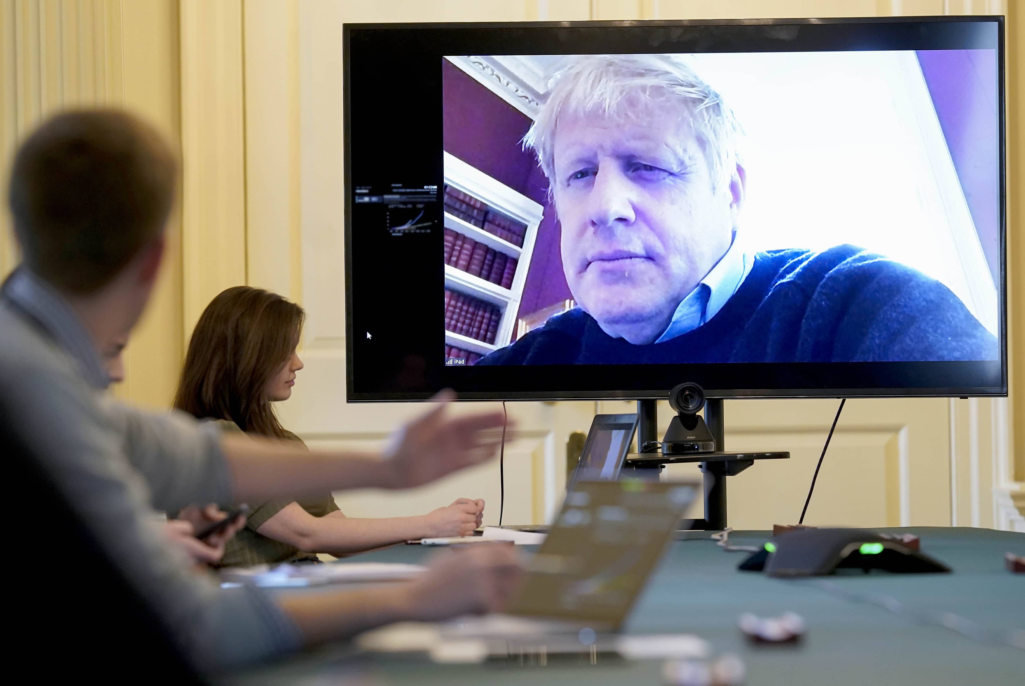 Britský premiér Johnson nie je napojený na dýchací prístroj