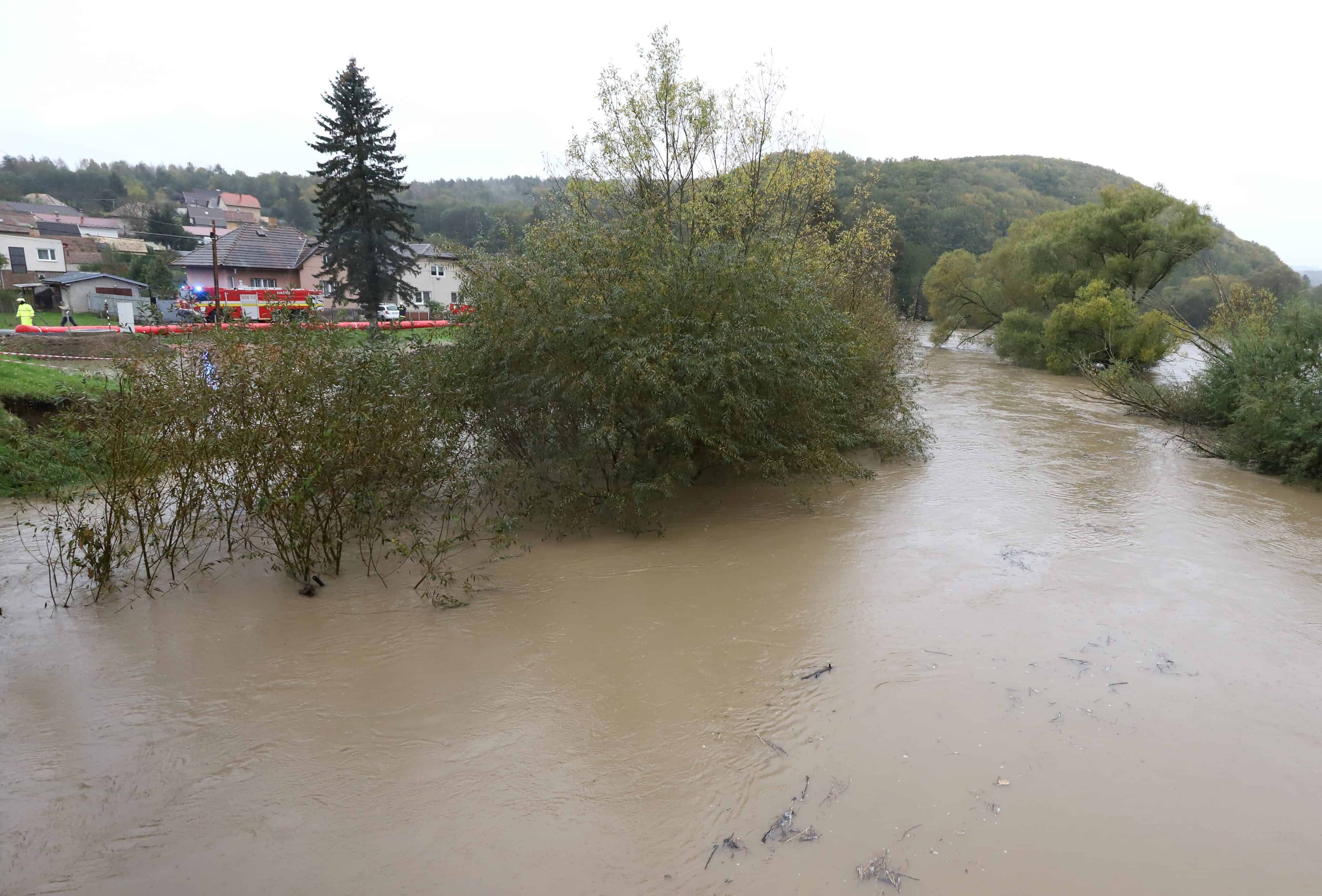 Počasie sa neumúdri. Výstrahy 3. stupňa pred povodňami naďalej platia pre viaceré okresy