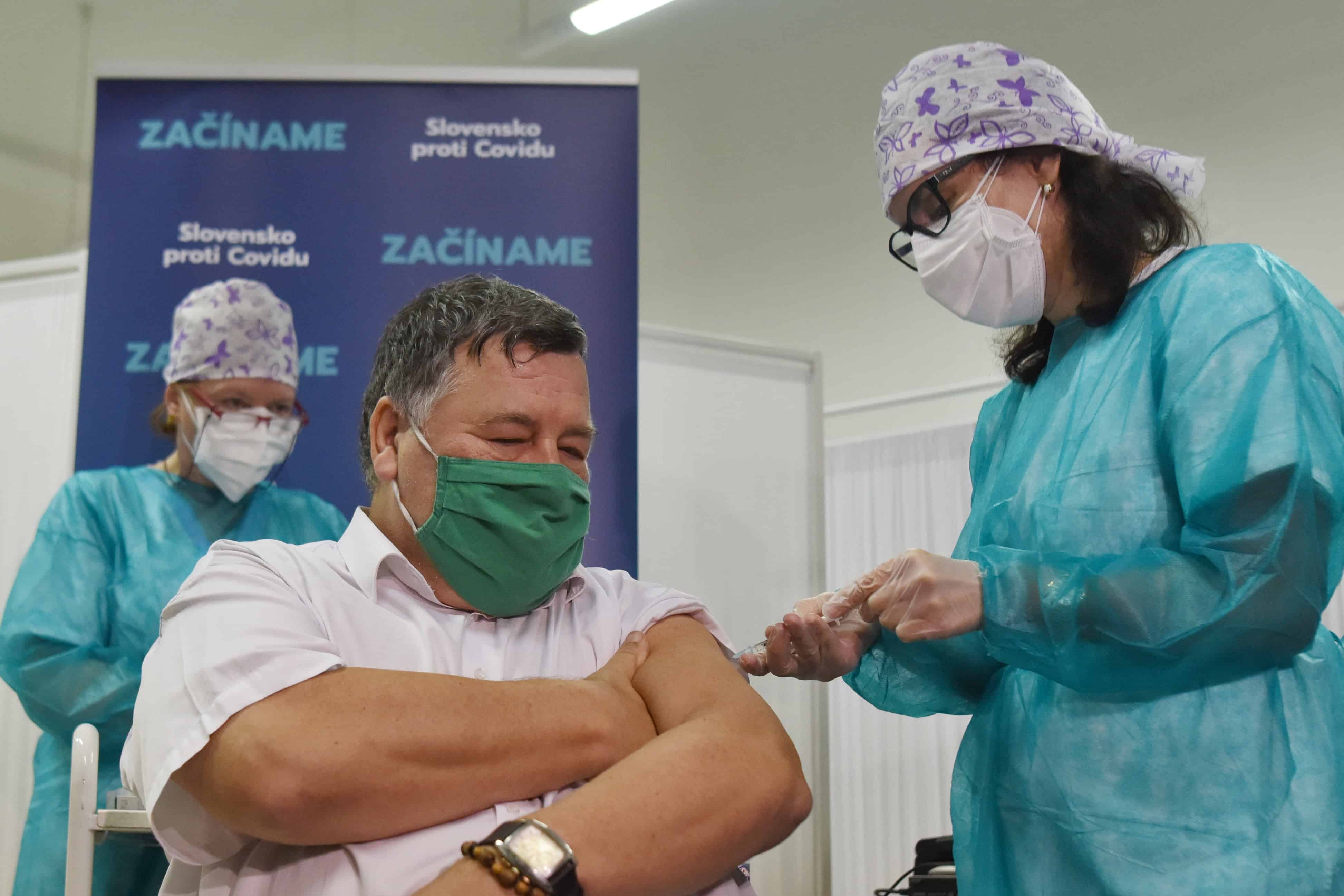 Začalo sa s očkovaním proti ochoreniu COVID-19. Infektológ Krčméry to už má za sebou
