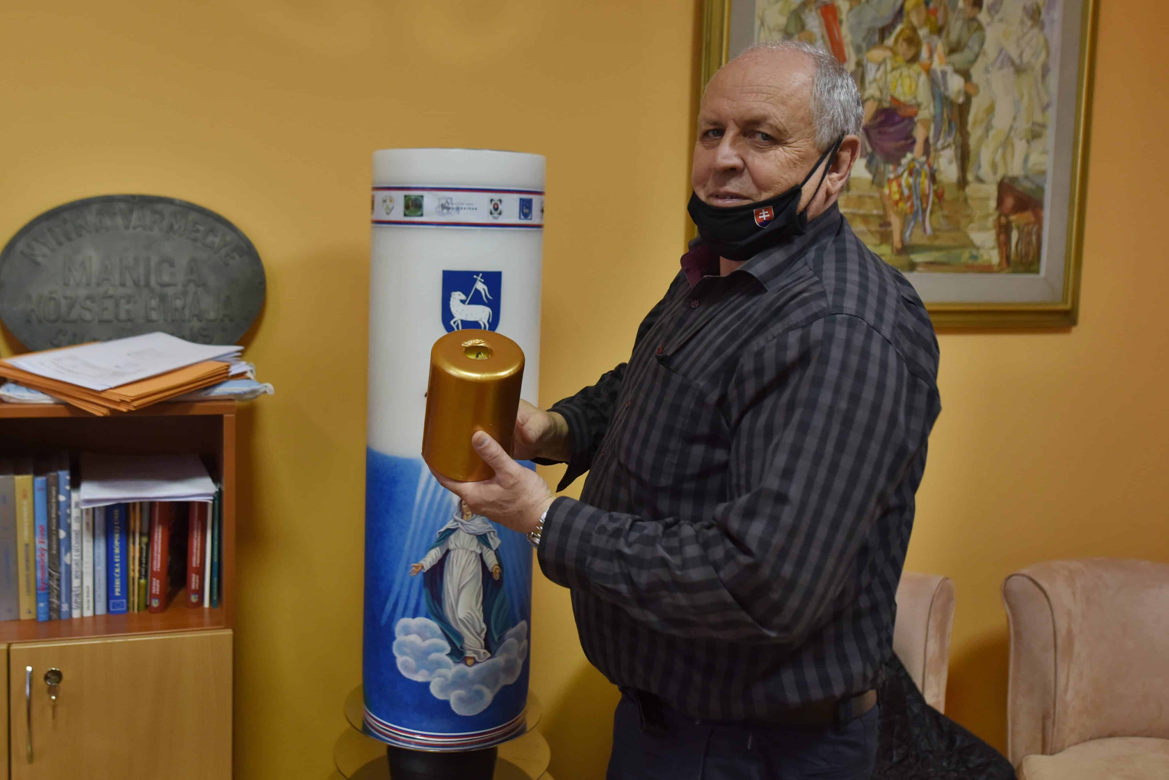 Starosta Malženíc má v kancelárii zvláštny objekt