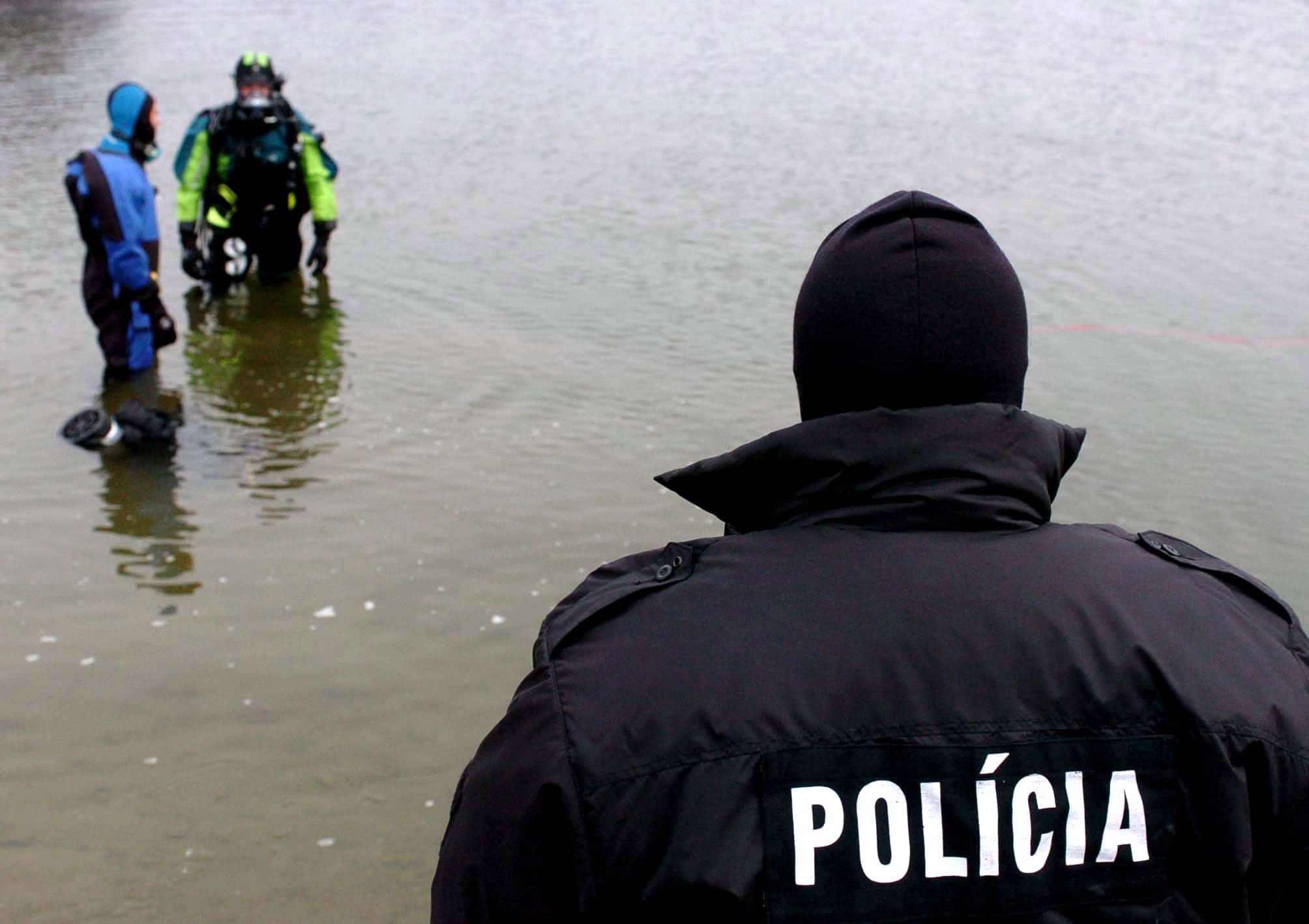 Policajní potápači našli v rieke Nitra zbrane