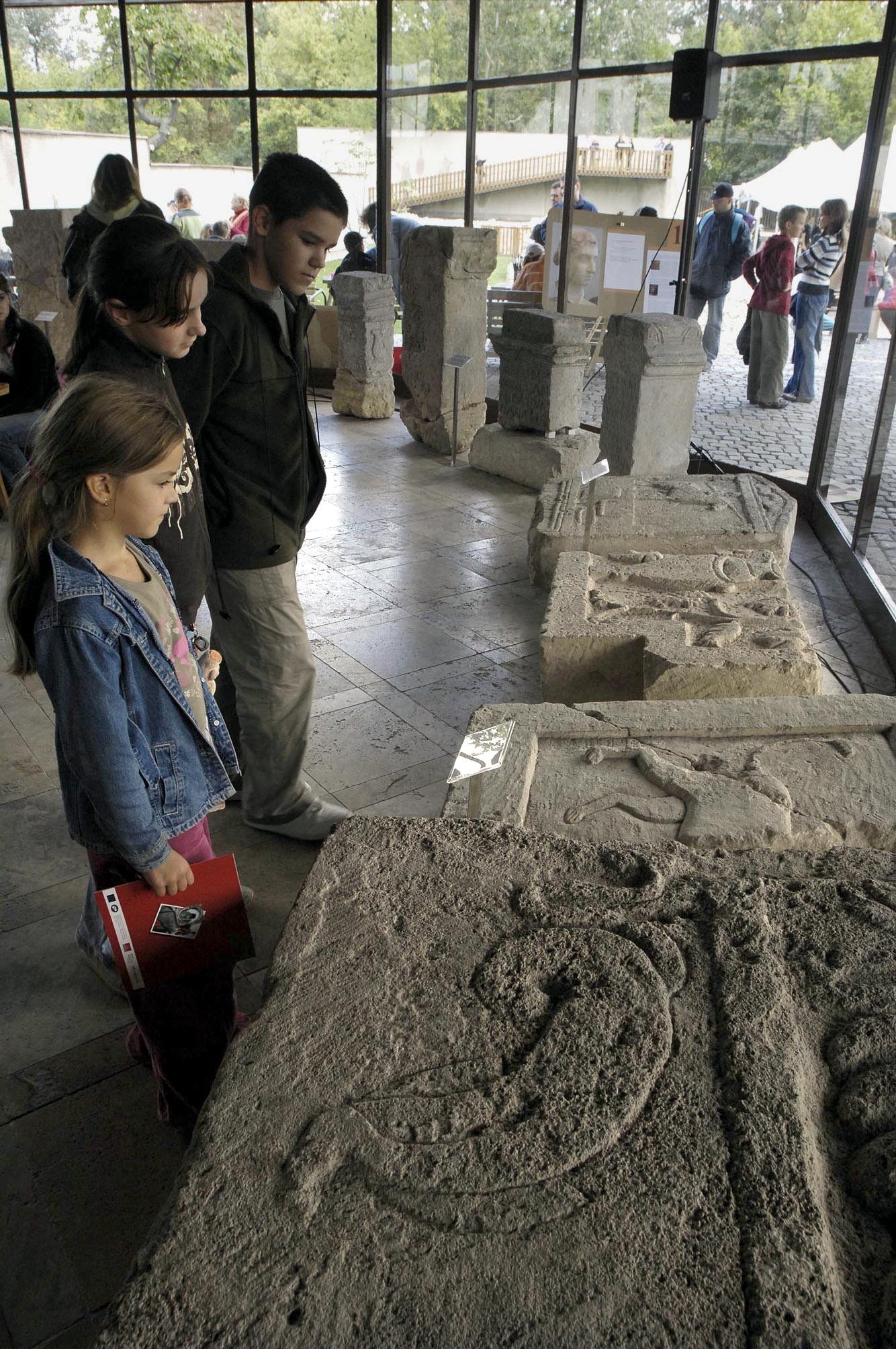 vápencové náhrobné dosky múzeum Antická Gerulata 