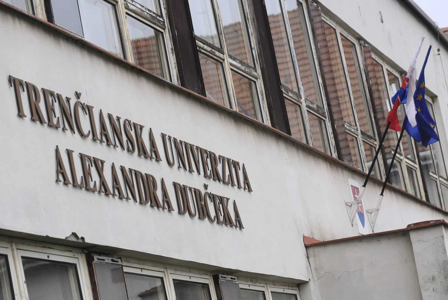Trenčianska univerzita láka rekordný počet študentov: záujem narástol o viac ako tretinu