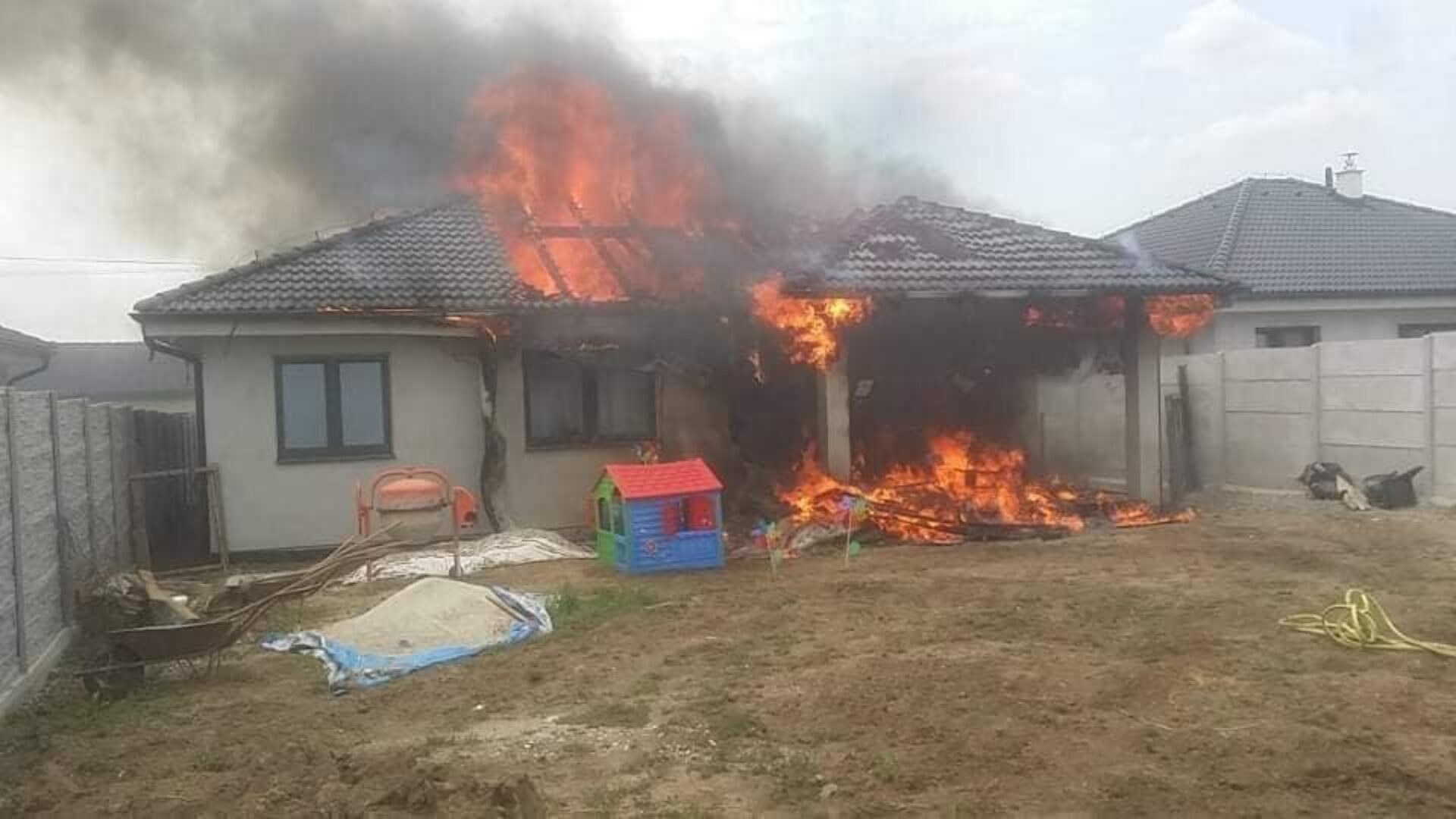 OBROVSKÉ PLAMENE spálili dom mladej rodiny
