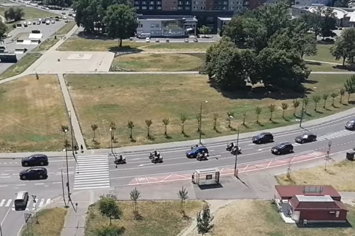 Policajná kolóna zastavila ulicu v bratislavskej Petržalke. Zdroj: FB