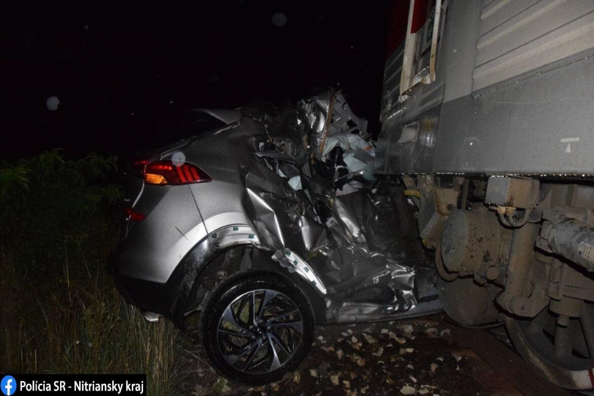 Pri tragickej zrážke s vlakom zahynul vodič auta