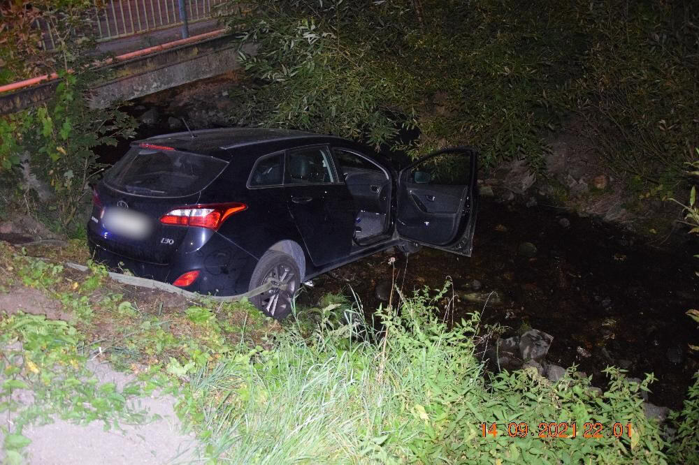 Na mol „ožratý“ vodič zaparkoval svoje auto priamo v potoku. V krvi mal takmer tri promile