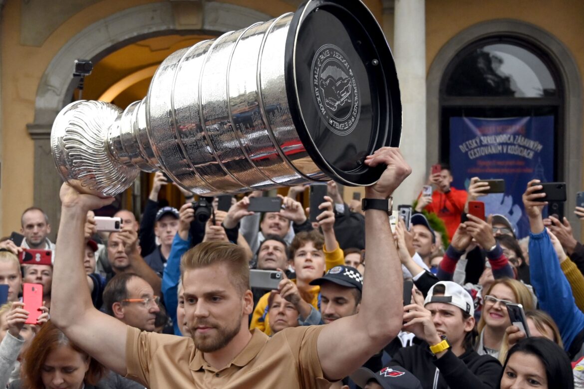 Hokejista Erik Černák si so Stanleyho pohárom zalietal na vrtuľníku nad Košicami.